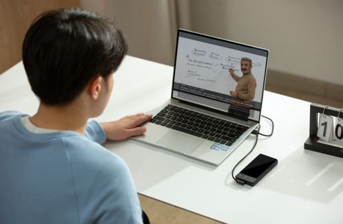 無懼跨語種挑戰 科大訊飛發布雙屏翻譯機，網友盛贊“真心硬核”翻譯服務